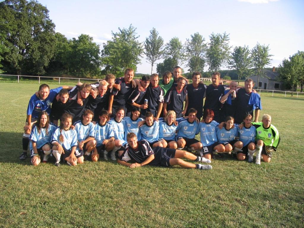 2007 - Maďarsko, přátelské utkání se ženami Horní řada: Luboš Křivánek, Zdeněk Hort, Ondřej Maštera, Roman Hájek, Roman Štefaňák, Milan Janoušek,