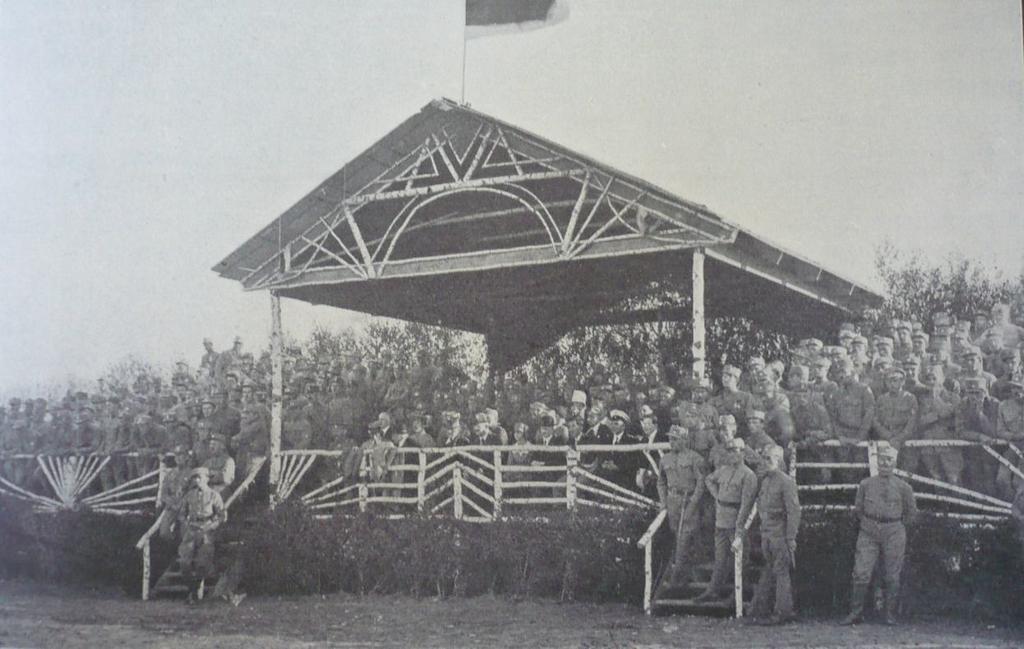 Příloha č. 5. Tribuna s členy delegace. Převzato z: (MEDEK, Rudolf VANĚK, Otakar HOLEČEK, Vojtěch (red.). Za svobodu.