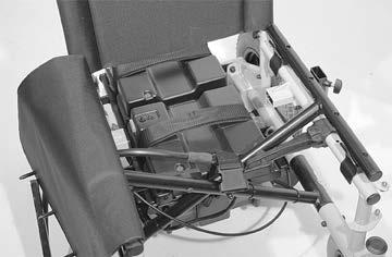 Uvolnění sedacího kurtu Při skládání nebo údržbě vozíku je možné sedací