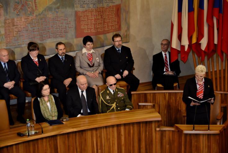 organizací, jako je Sokol, pro nápravu morální a kulturní úrovně současné české společnosti. M.