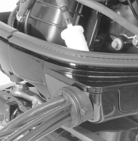 INSTALACE PŘÍVĚSNÉHO MOTORU 4. Nsďte kbelovou sponu kolem vnějšího průměru přední průchodky.