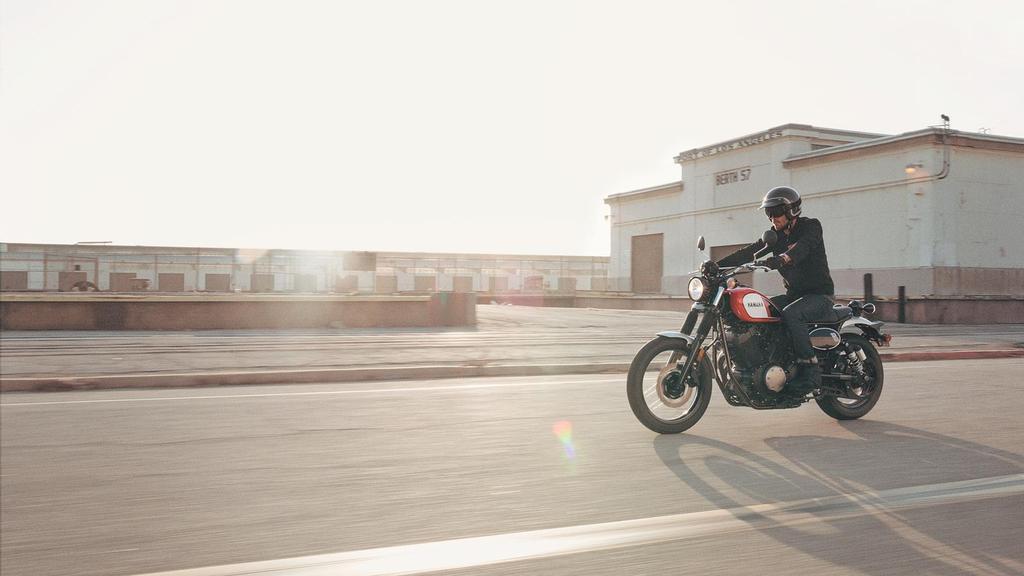 Zrozen k hledání nových cest Do města přijíždí nový druh motocyklu. Inspirací modelu se staly street scramblery z 60. let 20. století.