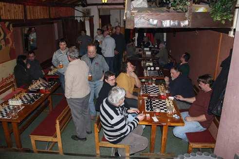 Rekordních 31 účastníků turnaje plně zaplnilo gril bar restaurace Budvarka do posledního místa Petr vyhrál už v šestém turnaji za sebou a vytvořil tak nový rekord.