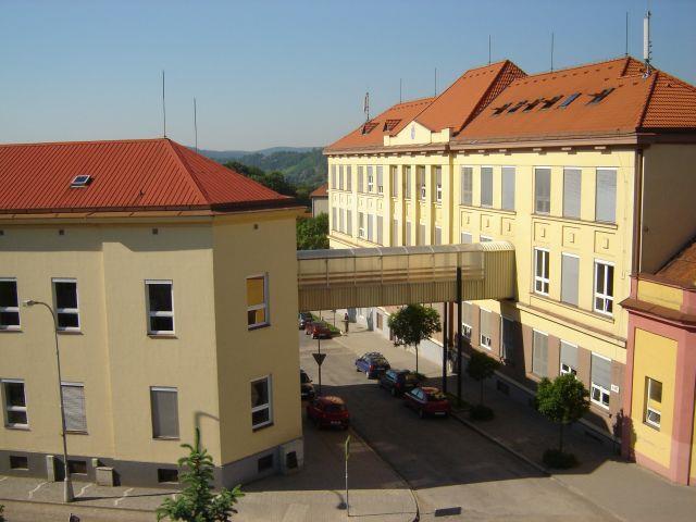 Hlavní budova V hlavní budově školy (na obrázku vpravo) je ředitelna, kancelář školy, knihovna,