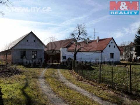 23 Napojeno na veřejný vodovod i studnu, odpad řešen žumpou. Vytápění lokálními kamny a krbem na tuhá paliva. V blízkosti rakouských hranic, golfového hřiště.