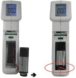 ÚDRŽBA Výměna baterií 1 Napájení je zajištěno standardní 9 V baterií (NEDA 1604, IEC 6F22). Pokud se na displeji zobrazí znak vyměnit.,je třeba baterie 2.