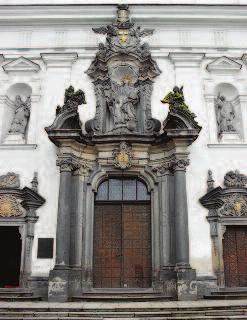 Ignáce portál, jehož barokní podoba byla odstraněním pohledové úpravy zničena.