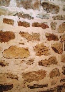 Povrchové úpravy kamene seminář STOP 2017 Obr. 6, 7: Vlevo: Boletice, kostel sv. Mikuláše, věž, kolem 1200 iluzivní kvádrování ryté v maltě zdiva.