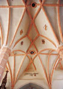 Jana Křtitele, klenba čtyřlodí, dokončena 1513 rekonstrukce kvádrování pilířů a dělení žeber. (Foto autor) chybně řešen povrch dnes již očištěné klenební konstrukce celého trojlodí.