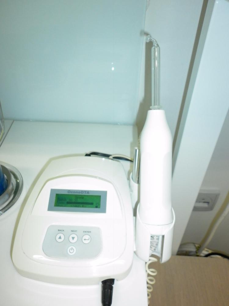 Obrázek 9 Generátor ozónu přístroj OzoneDTA (vlastní foto) Dentální generátor ozonu OzoneDTA, představuje výhodu v časové nenáročnosti ošetření a svou manipulací a ergonomií při práci, je vhodný do