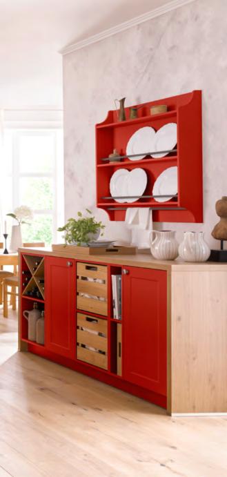 Vestavná kuchyně v saténovém laku červené barvy s prvky přírodního dubu stepilého, velký výběr předních stran a korpusů za individuální cenu, plánovatelná podle přání, skládá se z: rohové kuchyně,