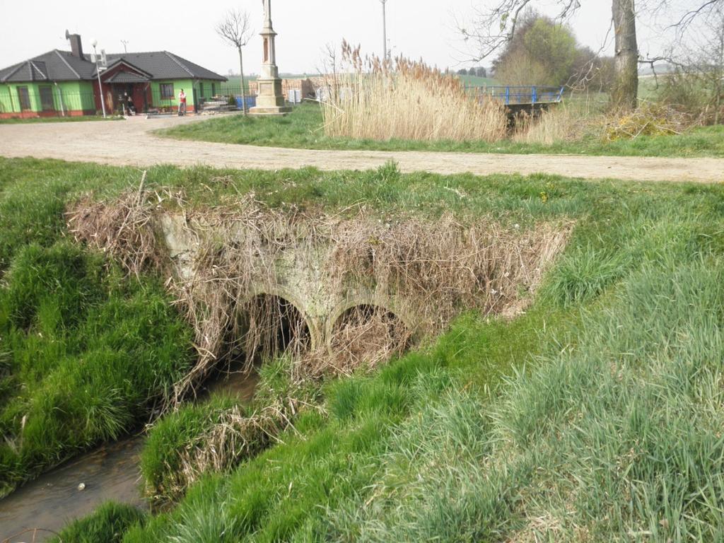 Most M10, ř. km 11,335, je další hospodářský most. Šířka mostu je 6,3 m. Horní hrana mostovky je ve výšce 275,52 m n.m. Pro průtok slouží dvě betonové roury o průměru 0,9 m.