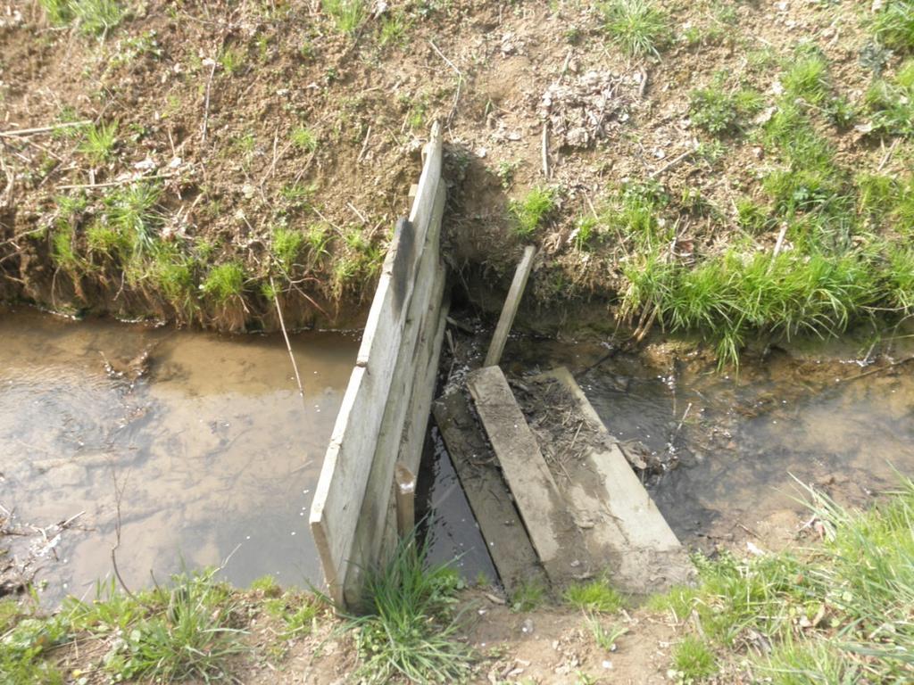 6.3.4 Černá stavba Mezi hospodářskými mosty v říčních kilometrech 11,047 a 11,355 u fotbalového hřiště, přibližně v říčním kilometru 11,297, se nachází černá stavba.