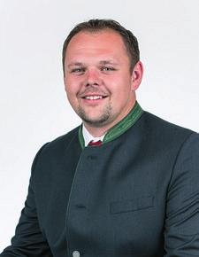 ÚVOD 3 SLOVO úvodem Vážení přátelé, i pro příští rok k vám přicházíme s velkým množstvím nových strojů, jakými jsou například žací kombinace NOVACAT A9 / ED / RCB nebo NOVACAT A10 se shazovacími pásy