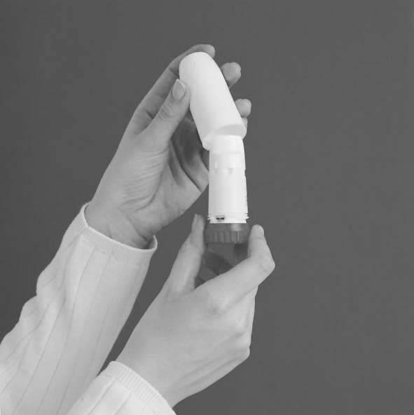 Odšroubujte a sejměte ochranný uzávěr. Můžete slyšet chrastivý zvuk. Držte inhalátor Symbicort Turbuhaler ve svislé poloze s červenou otočnou rukojetí směrem dolů.