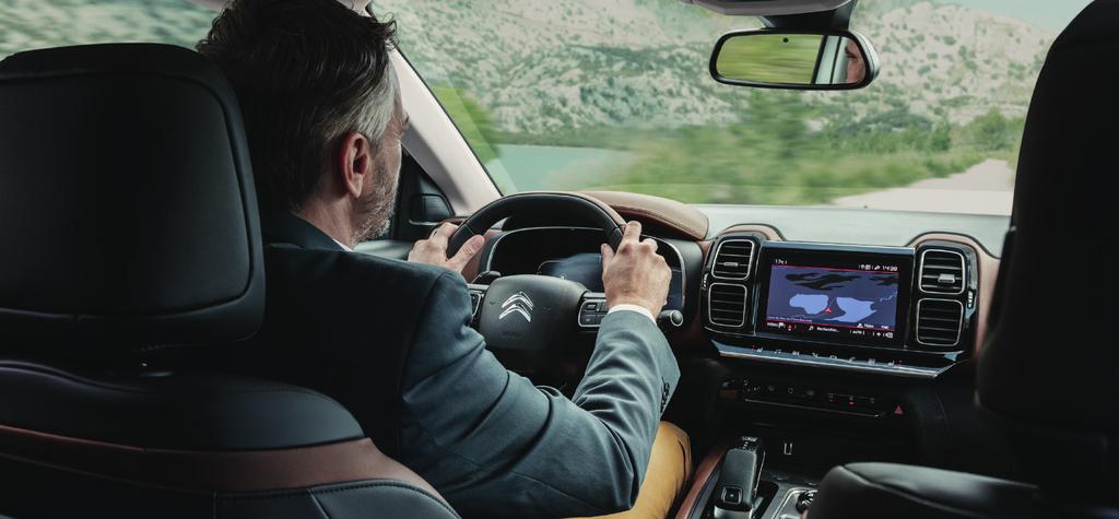 online 3D navigace OVLÁDANÁ POUHÝM DOTEKEM Dotykový kapacitní 8" displej Nového SUV C5 Aircross nabízí odezvu a snadné ovládání srovnatelné s chytrými telefony.