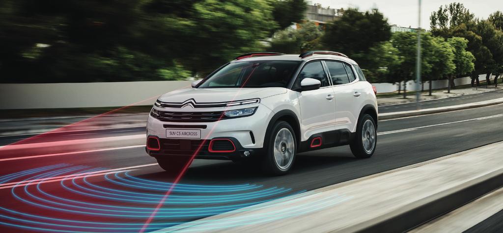 Highway Driver Assist * PRVNÍ KROK K POLOAUTONOMNÍMU ŘÍZENÍ Tento systém, který je vhodný pro všechny druhy silnic, umožňuje řidiči částečně předat řízení samotnému vozu.