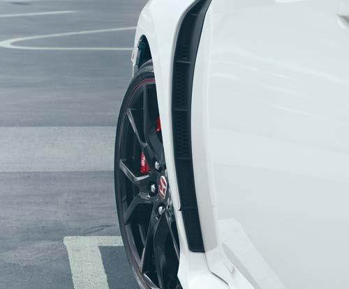 Disponuje množstvím prvků, jako jsou přední spoiler a zadní difuzor, které zvyšují výkon vozu, nebo propracovanými turbulátory na střeše, které