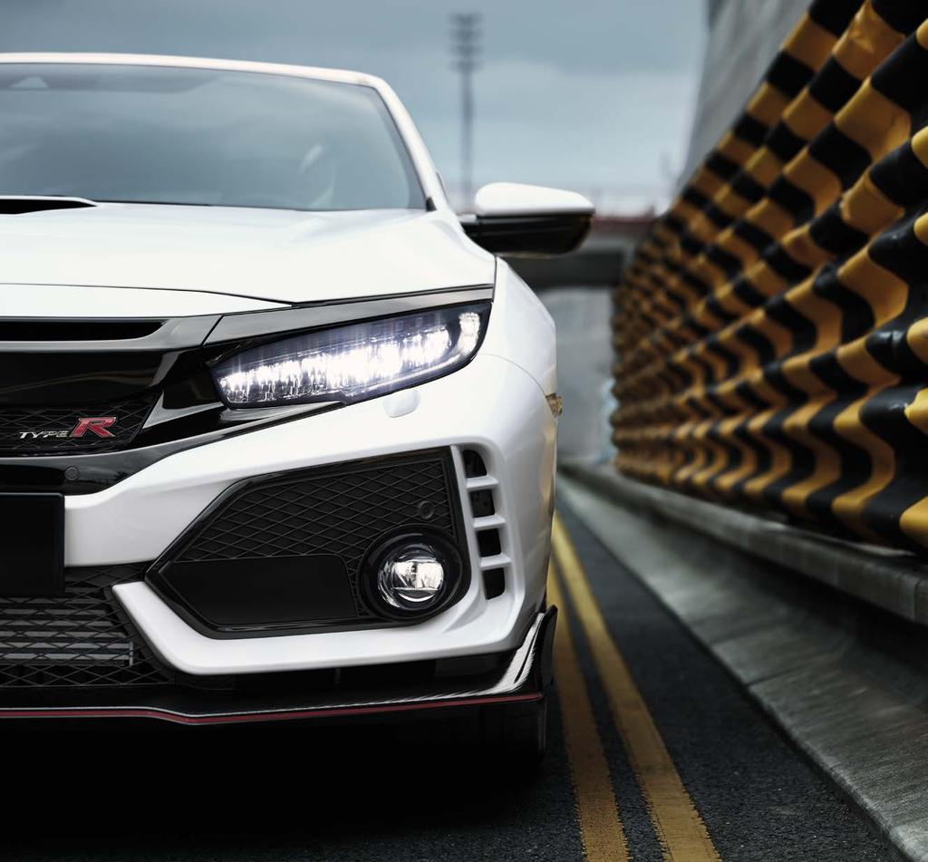 ZÁVODNÍ DNA Nový Civic Type R je vůz, který je schopná vyrobit pouze společnost Honda. Odráží se v něm náš jedinečný způsob myšlení, zápal pro neustálou inovaci a vytrvalá snaha věci zdokonalovat.