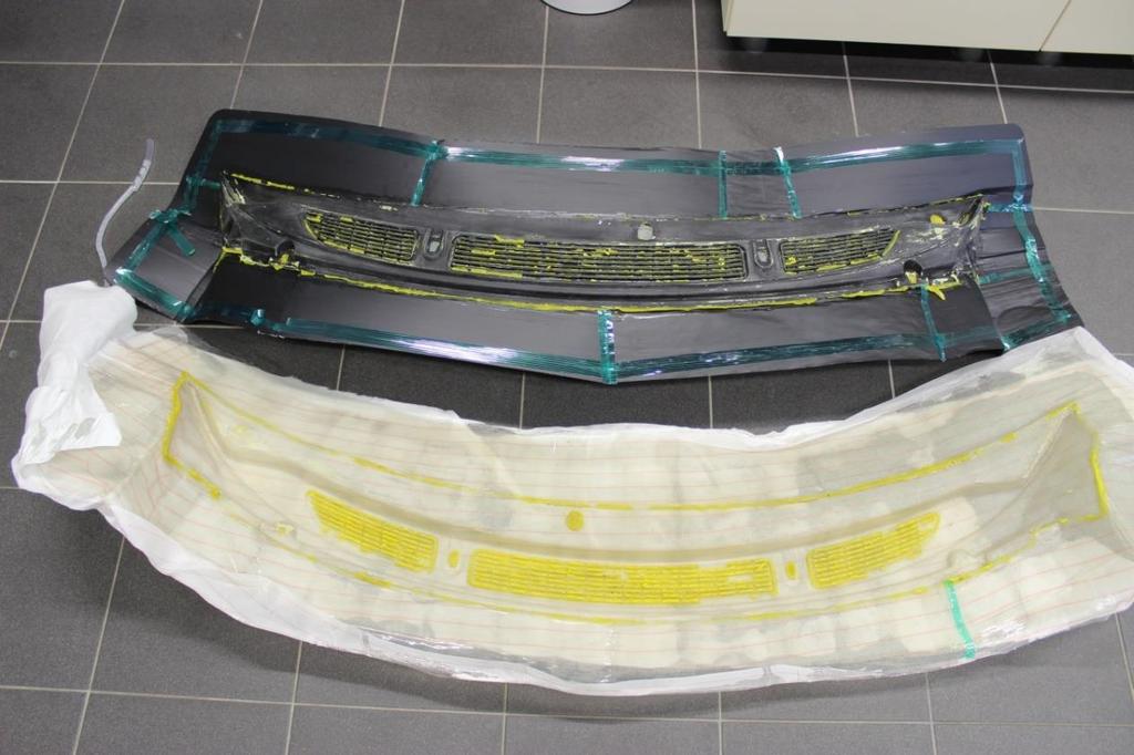 UTB ve Zlíně, Fakulta technologická 41 Samotná laminace byla provedena tak, že na vrstvu gelcoatu byly nanášeny příčně předchystané pásky ze skelné tkaniny gramáže 275g/m 2 vzájemně se překrývající.