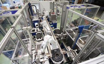 Elektronický průmysl Sestavení polohovací jednotky světlometu Díky svým flexibilním pohybům a uchopovací schopnosti může šestiosý robot Epson s funkcí zpracování