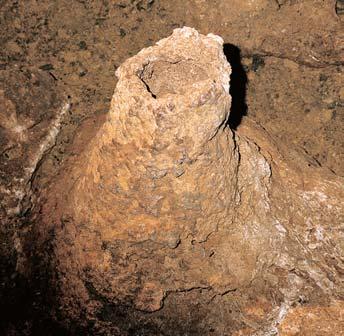 Olomoucko Raftov stalagmit typick pro Zbra ovské aragonitové jeskynû. 2 Tzv. hranick onyx z vrstevnatého kalcitu typick pro Zbra ovské aragonitové jeskynû.