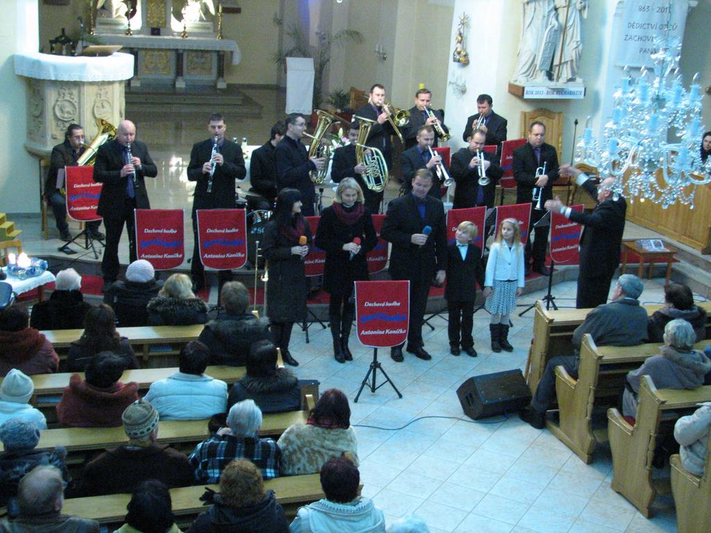prosince 2013 v podvečer v kostele adventní koncert dechové hudby Boršičanka Antonína Koníčka.