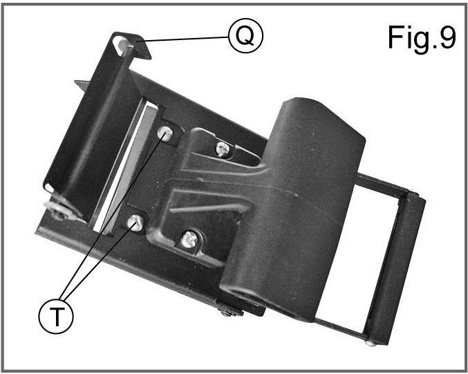5.1 Výměna/broušení nožů Uvolněte 3 křížové šrouby na straně a šroub N (Fig. 4) Odmontujte černé držadlo s nožem a vedením hrany Q od stroje. Uvolněte 2 křížové šrouby T (Fig.