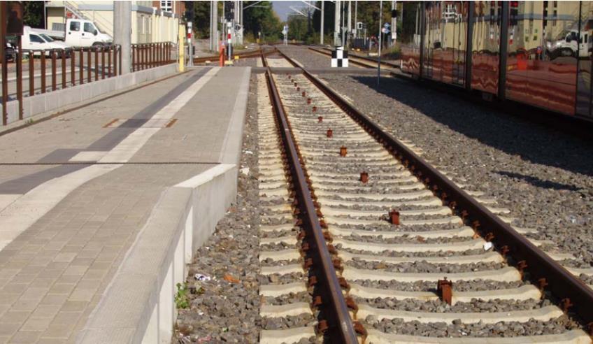 Druhý způsob je konstrukce nástupiště, kde dojde k úpravě úrovňového nástupiště, respektive k jeho přisunutí k ose koleje až na hranici železničního průjezdného průřezu.