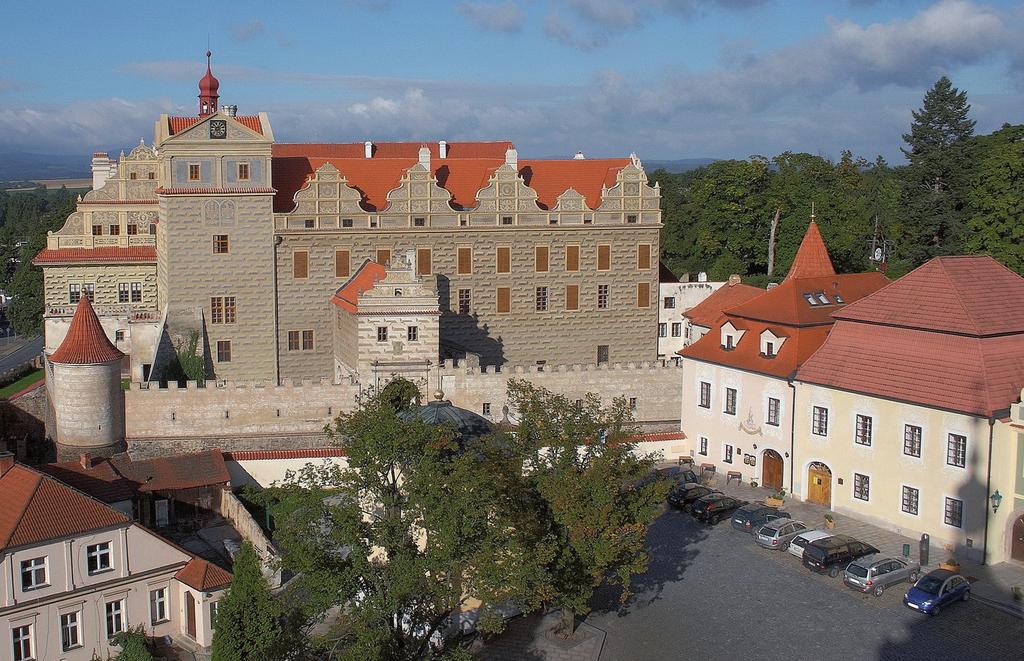 Horšovský Týn 4 Rozloha MPR _ 55 ha Počet památek _ 62 (z toho 62 v MPZ) V mělkém údolí řeky Radbuzy je po obou jejích březích rozloženo malebné město Horšovský Týn, jehož dominantou je Státní hrad a