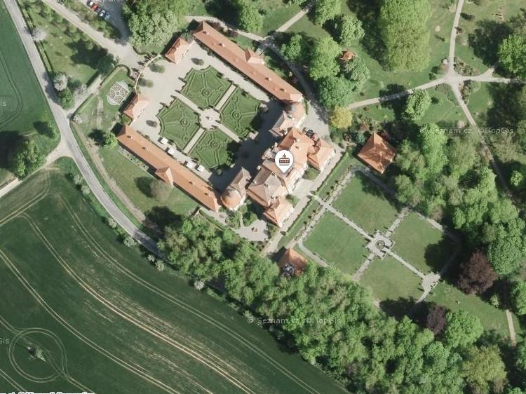 Příloha 1: Celkový pohled na areál zámku Jemniště Zdroj: