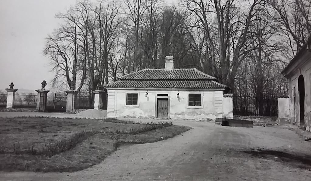 Příloha 19: Vstupní pavilon s hlavní branou (1970) Zdroj: Archiv ÚOP