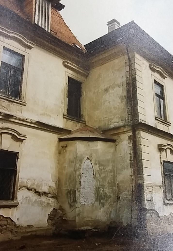 Příloha 25: Boční průčelí, okno v kapli (1994) Zdroj: Archiv ÚOP