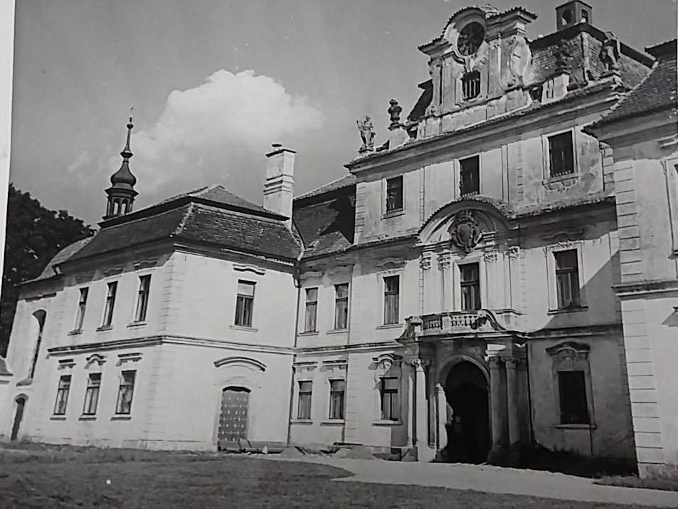 Příloha 9: Hlavní průčelí zámku (1962) Zdroj: Archiv ÚOP středních