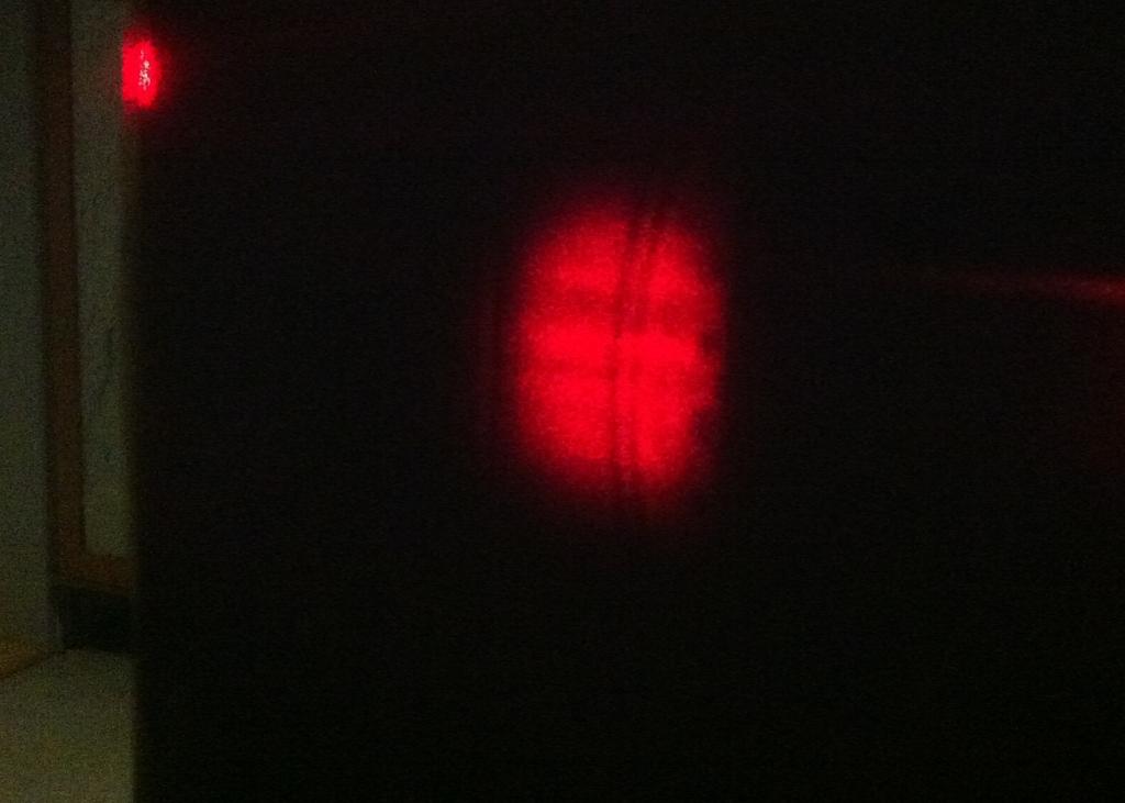 Odraz svazku z laseru od de lic e byl pozorován na zdi, odraz konjugovaného svazku od de lic e byl na stínítku. Svazek se pru chodem válcem s vodou deformoval.