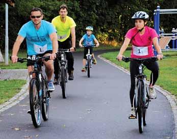 BûÏelo se na kilometrovém okruhu, cyklisté zdolávali dvoukilometrov okruh. Start závodu tafet byl hromadn a zaãalo se bûhem.