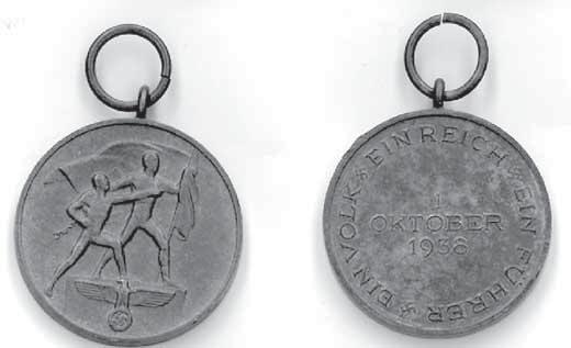 17/2018 RÝMAŘOVSKÝ HORIZONT Sudetská pamûtní medaile, pfiesnûji Medaile k upomenutí na 1. fiíjen 1938 (nûm. Die Medaille zur Erinnerung an den 1. Oktober 1938).