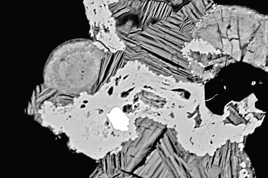 data byla korigována za použití software PAP (Pouchou, Pichoir 1985) Charakteristika mineralizace Při podrobné revizi haldového materiálu byl na severním okraji pinky o průměru 7 m a hloubce 3 m,