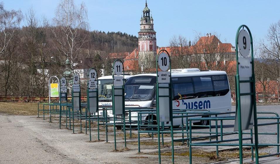 DOČASNÝ PŘESUN AUTOBUSOVÉHO NÁ- DRAŽÍ Autobusové nádraží v Českém Krumlově se na dva měsíce přestěhovalo do provizoria na Špičáku.