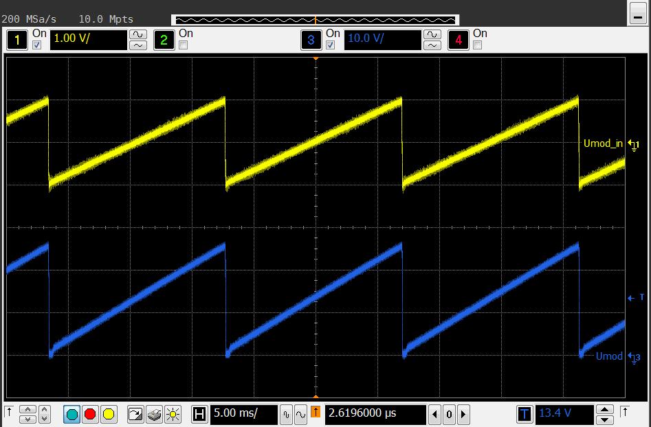 Obrázek 5.1 Průběh vstupního a výstupního napětí zdroje modulačního napětí (kanál 1: vstup, kanál 3: výstup). Obrázek 5.2 