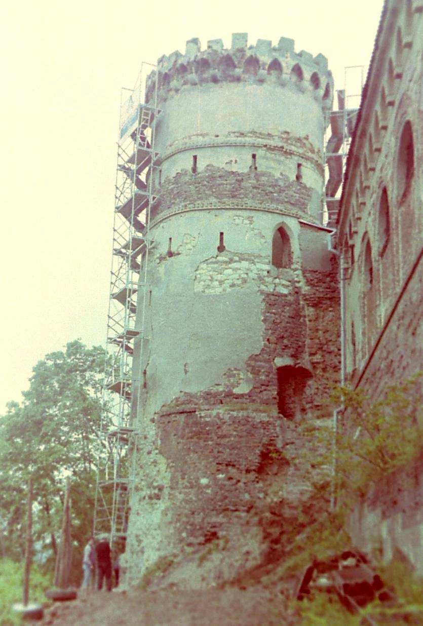 Zaměření Ústavu betonových a zděných konstrukcí 3) Rekonstrukce staveb a) rekonstrukce a sanace objektů betonových a zděných, se zřetelem na jejich použitelnost, únosnost a