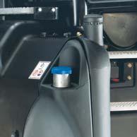 Přídavná nádrž na AdBlue má objem 89 litrů. Víko zamezující natankování paliva má modrou barvu. Náplň vydrží na dvě tankování paliva.