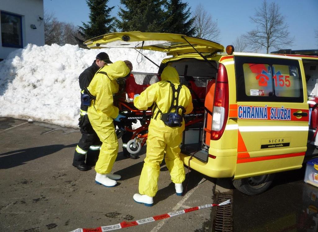 Transport se realizuje pozemní cestou s doprovodem vozidel PČR nebo letecky.