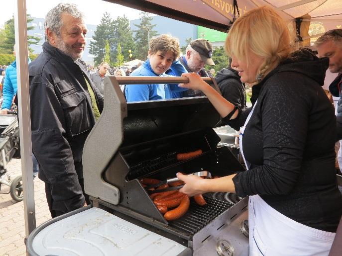 Při brzdění před semaforem se mi začalo kouřit ze schránky přístrojové desky.