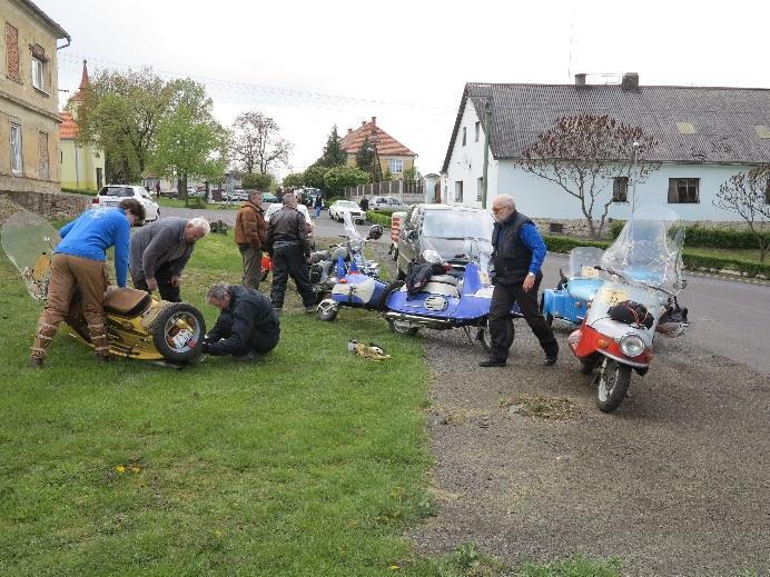 Samozřejmě skútr typu 501, kde se k řetězu opravdu dobře může.