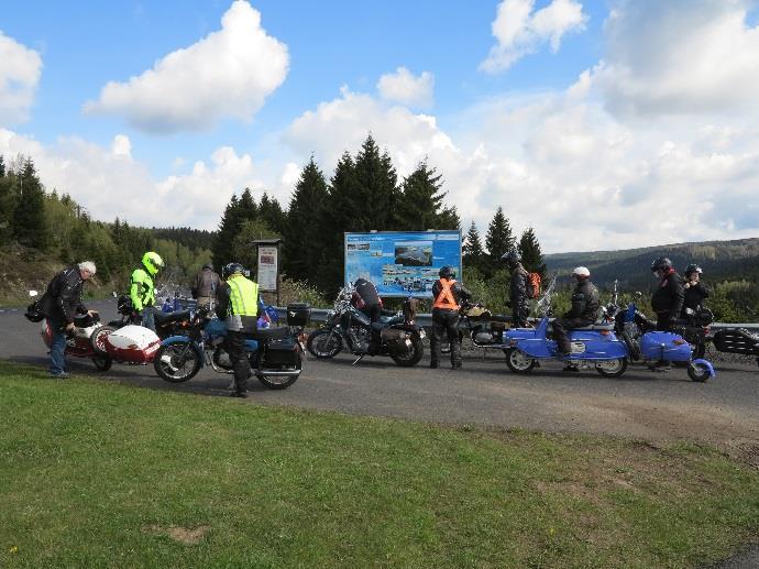 Po týdnu krásného počasí však bylo hlášeno prudké ochlazení na víkend i přívalové deště, ale termín byl objednán ubytování, exkurze, oběd.a přece nejsme z cukru, ne??? Takže jsme jeli.