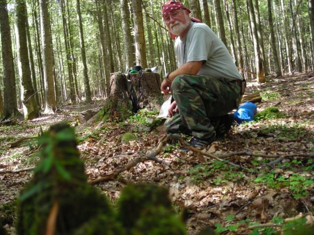 Vysílací stanoviště na Jelenské hoře Přicházím k bufetu. Sedí tam nějaká krásná cyklo skupinka. Uvnitř nějací Němci se cpou knedlem, zelem a vepřem. Žaludek se znovu ozývá, začínám být divně nafouklý.