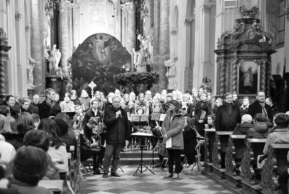 Z benefičního koncertu (Rybovy mše vánoční) Sboru a orchestru UK (foto M.Vohníková) PRAVIDELNÁ SETKÁNÍ STŘEDEČNÍ RANNÍ CHVÁLY U SALVÁTORA (CONVENTUS CHORALIS) Každou středu v 7.