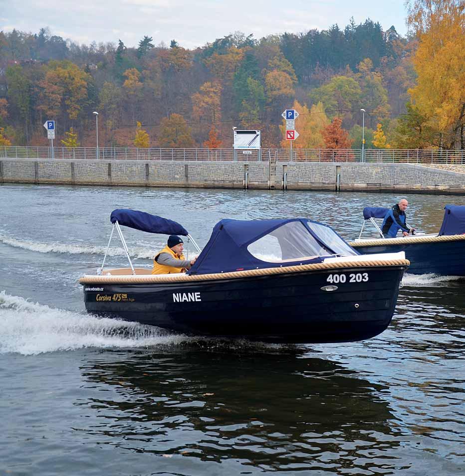 MOTOROVÉ ČLUNY TEST SROVNÁNÍ sourozenců Využili jsme pozvání firmy WAVY Boats a porovnali jsme dva podobné modely Corsiva 475 New Age a 520 Classic.