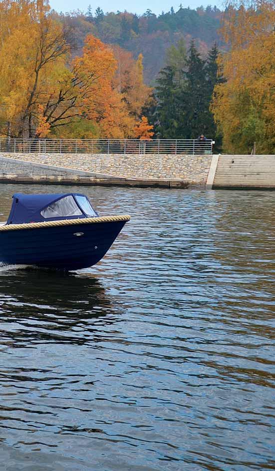 TEST MOTOROVÉ ČLUNY Testované čluny pocházejí z polské loděnice Corsiva Yachting, která se výhradně věnuje výrobě laminátových člunů. Byla založena v roce 2001, tedy relativně nedávno.